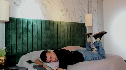 mrjustin_ online show from October 17, 2025, 8:22 pm