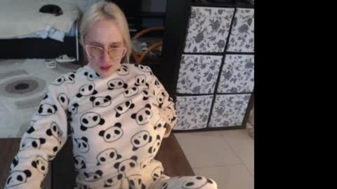 Snapshot of mrsluck chatting on April 24, 2026, 4:04 am Sasha online show from April 24, 2026, 4:04 am