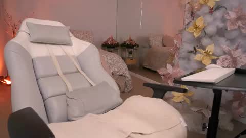 Snapshot of ms_lawless chatting on December 18, 2024, 5:04 am Samantha online show from December 18, 2024, 5:04 am