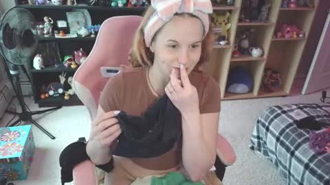 Snapshot of msmallow chatting on December 17, 2025, 6:25 pm Mallow online show from December 17, 2025, 6:25 pm