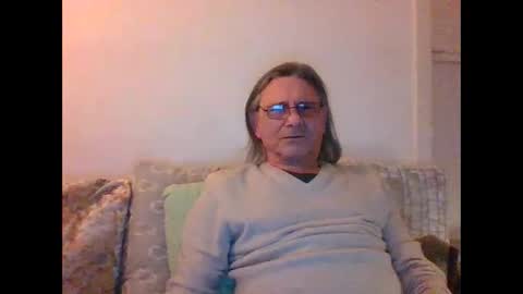 Snapshot of muetzeglatze_muetzeglatze chatting on February 8, 2025, 4:25 am muetzeglatze_muetzeglatze online show from February 8, 2025, 4:25 am