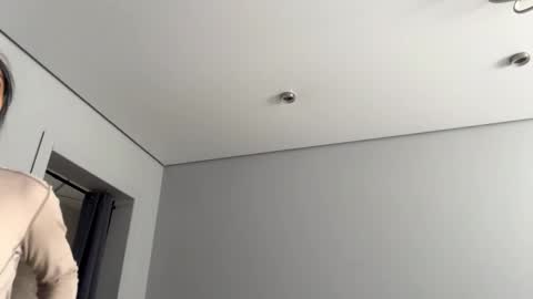 Mia online show from March 17, 2026, 1:43 am