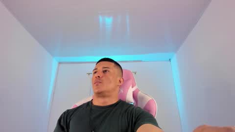 Muscle Man online show from December 19, 2025, 10:28 pm