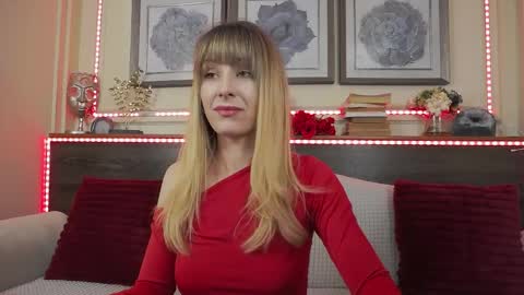 Luna  online show from April 1, 2026, 7:22 pm