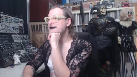 Snapshot of muziknerd chatting on November 21, 2025, 1:04 am Muziknerd online show from November 21, 2025, 1:04 am