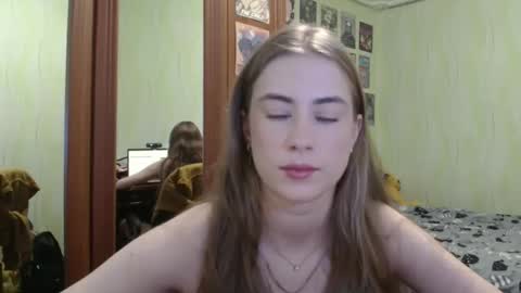 Emelie online show from October 5, 2025, 1:53 pm