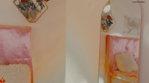 naamah_b online show from October 16, 2025, 2:18 pm