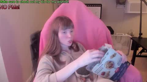 Snapshot of nacmar chatting on October 29, 2025, 8:49 am Natalie Marlo online show from October 29, 2025, 8:49 am