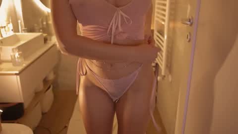 Nadia online show from November 14, 2025, 9:13 pm