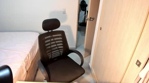 independent model online show from April 6, 2026, 5:30 am