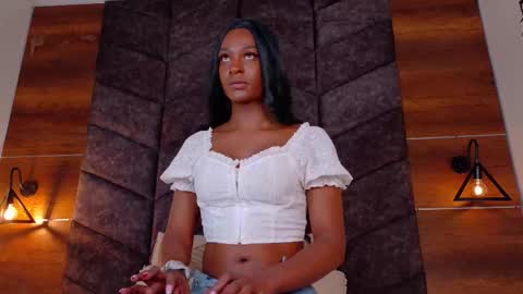 Snapshot of nahomicampbell_ chatting on December 5, 2025, 7:43 pm VICTORIA online show from December 5, 2025, 7:43 pm