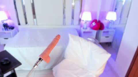 Nahomy Roberts online show from November 3, 2025, 12:06 pm