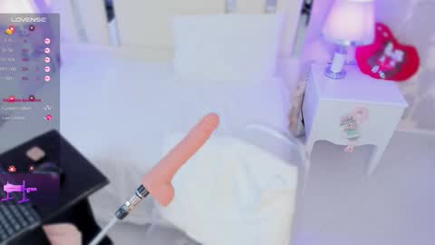 Nahomy Roberts online show from November 15, 2025, 1:07 pm