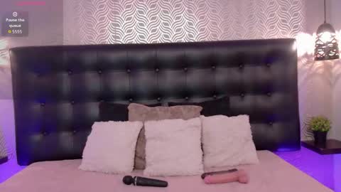 naiaramasson_ online show from April 6, 2026, 12:06 pm