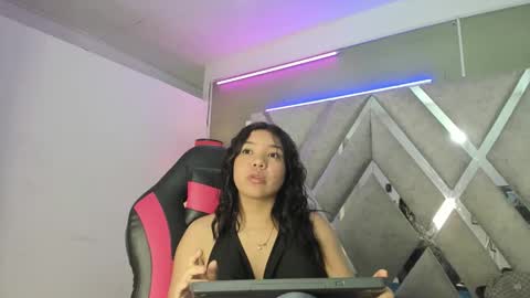 Snapshot of naileth_ chatting on December 20, 2025, 7:43 pm NAILETH online show from December 20, 2025, 7:43 pm