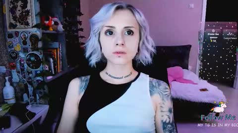 Snapshot of nanitamoore chatting on December 4, 2025, 8:17 pm Monday-Friday 12-4 AM and 6-9 AM New York time online show from December 4, 2025, 8:17 pm