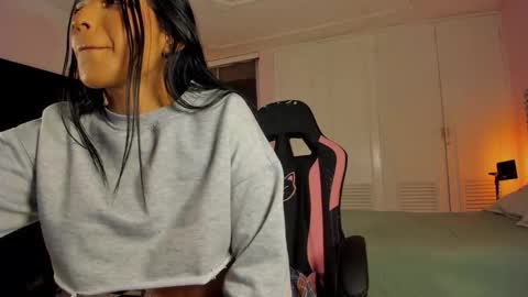 Snapshot of naomibrinks1 chatting on December 14, 2025, 3:45 am Heidy online show from December 14, 2025, 3:45 am