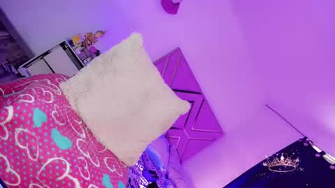 naomisaenz01 online show from July 6, 2026, 3:03 pm