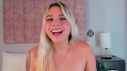 Snapshot of naomisanz_ chatting on November 25, 2025, 4:40 pm Laura online show from November 25, 2025, 4:40 pm