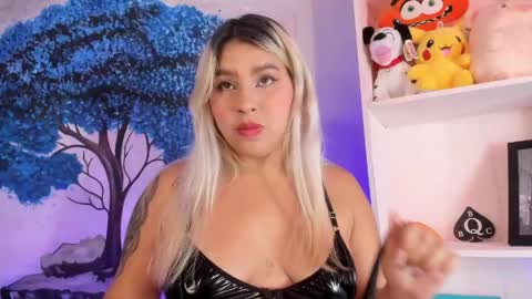 Snapshot of naomisanz_ chatting on April 25, 2026, 5:54 am Laura online show from April 25, 2026, 5:54 am