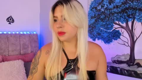 Snapshot of naomisanz_ chatting on April 30, 2026, 5:47 am Laura online show from April 30, 2026, 5:47 am