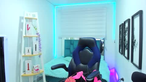 naomy online show from November 12, 2025, 2:01 am