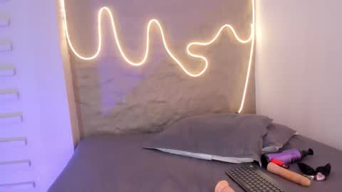 I am Naomy online show from November 18, 2025, 7:40 pm