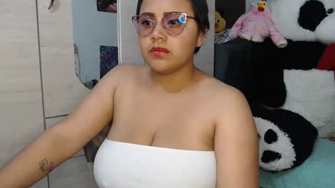 Snapshot of naomylux1 chatting on December 19, 2025, 3:02 am naomylux1 online show from December 19, 2025, 3:02 am