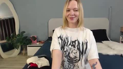 natalee_love online show from April 6, 2026, 4:46 am