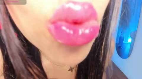 Natalia Leon online show from November 8, 2025, 4:23 am