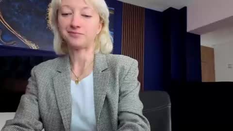 Snapshot of natalie_bitton chatting on April 22, 2026, 5:32 am Natalie online show from April 22, 2026, 5:32 am