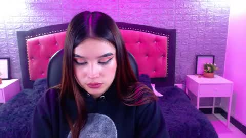 natalie  online show from November 4, 2025, 3:05 am