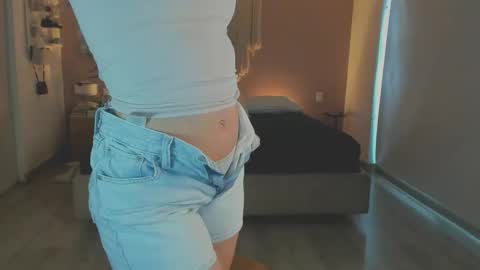 Snapshot of nataly_05 chatting on April 19, 2026, 8:11 pm anatalybee online show from April 19, 2026, 8:11 pm