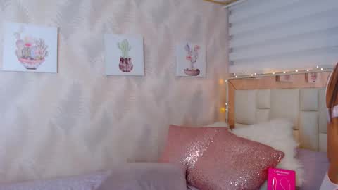 Nathalie Rose online show from November 21, 2025, 9:08 am