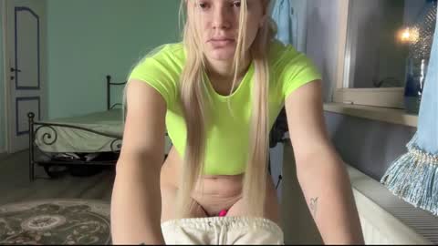 Snapshot of natybron chatting on December 4, 2025, 5:17 am Andreea online show from December 4, 2025, 5:17 am