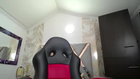 Snapshot of naughty_kittenm chatting on December 16, 2025, 10:53 am Kitten online show from December 16, 2025, 10:53 am