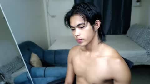 Snapshot of naughtyboylouie chatting on April 4, 2026, 12:24 pm Loue online show from April 4, 2026, 12:24 pm