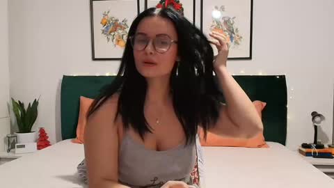 Snapshot of naughtybrunettexxx chatting on December 1, 2024, 4:40 pm NaughtyBrunetteXXX online show from December 1, 2024, 4:40 pm