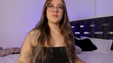 LANAindependent model online show from December 2, 2025, 8:52 am