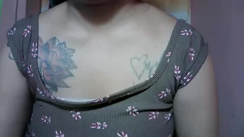 Snapshot of naughtymom_33 chatting on November 25, 2025, 5:51 am naughtymom_33 online show from November 25, 2025, 5:51 am