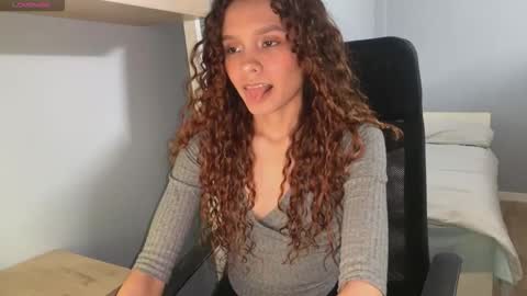 Snapshot of naugthtycurls chatting on December 17, 2025, 4:35 pm Arantxa online show from December 17, 2025, 4:35 pm