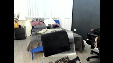 KimBeee online show from February 15, 2026, 6:54 am