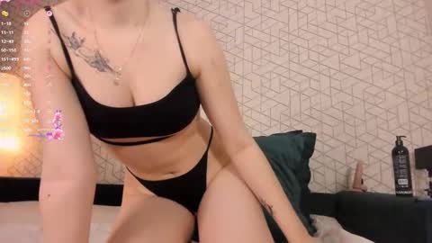 NayaValen online show from November 25, 2025, 2:55 am