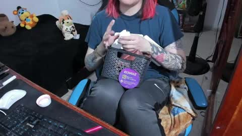 Snapshot of neeko_lol_ chatting on April 17, 2026, 11:24 am Geek Nicole im Neeko UwU online show from April 17, 2026, 11:24 am
