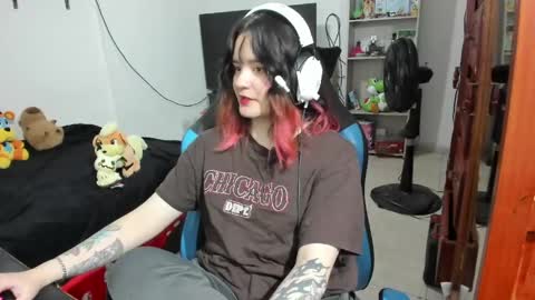 Snapshot of neeko_lol_ chatting on April 18, 2026, 7:07 pm Geek Nicole im Neeko UwU online show from April 18, 2026, 7:07 pm