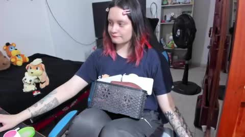 Snapshot of neeko_lol_ chatting on April 19, 2026, 12:26 pm Geek Nicole im Neeko UwU online show from April 19, 2026, 12:26 pm