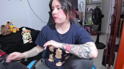 Snapshot of neeko_lol_ chatting on April 19, 2026, 6:10 pm Geek Nicole im Neeko UwU online show from April 19, 2026, 6:10 pm