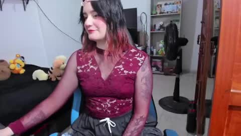 Snapshot of neeko_lol_ chatting on April 24, 2026, 1:35 pm Geek Nicole im Neeko UwU online show from April 24, 2026, 1:35 pm