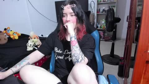 Snapshot of neeko_lol_ chatting on April 25, 2026, 4:48 pm Geek Nicole im Neeko UwU online show from April 25, 2026, 4:48 pm