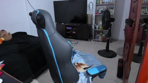 Snapshot of neeko_lol_ chatting on May 2, 2026, 11:21 pm Geek Nicole im Neeko UwU online show from May 2, 2026, 11:21 pm